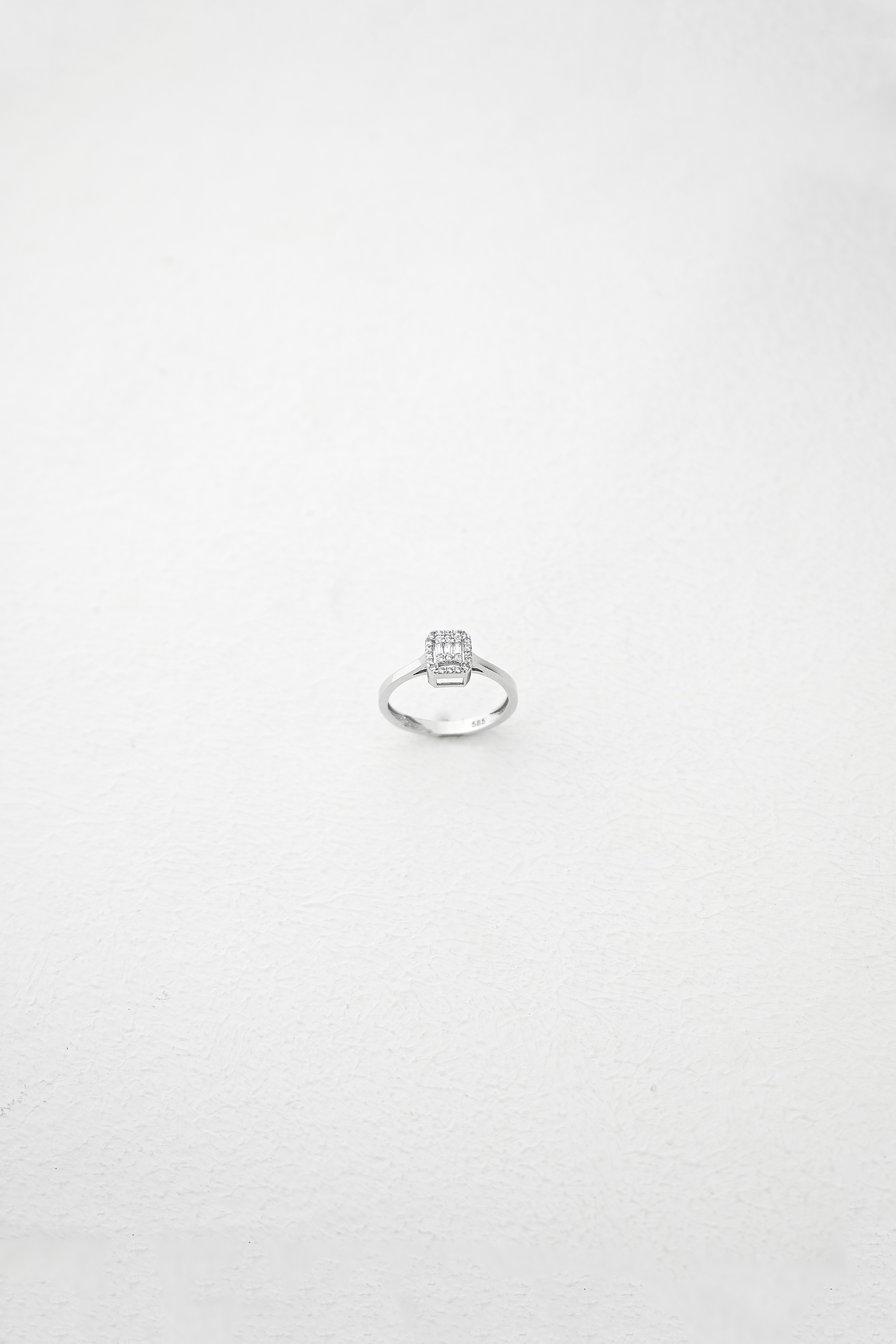 14 Ayar Beyaz Taşlı Baget Yüzük