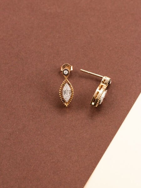 0.30 Karat Elmas ve Baget Pırlantalı Küpe