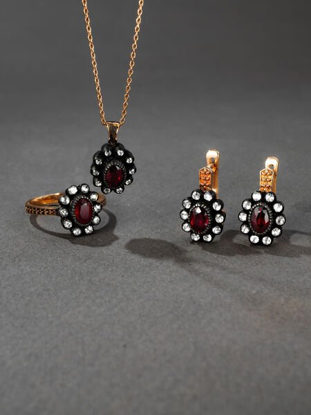 Oval Yakut Taşlı Elmas Küpe