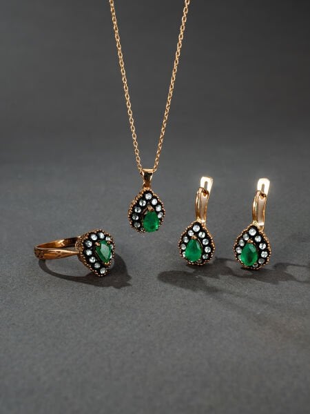 Damla Zümrüt Taşlı Elmas Küpe