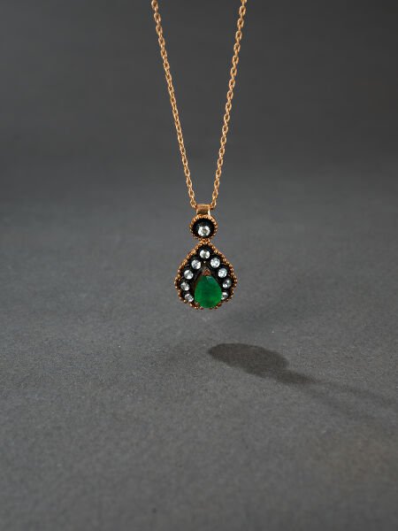 Damla Zümrüt Taşlı Elmas Kolye