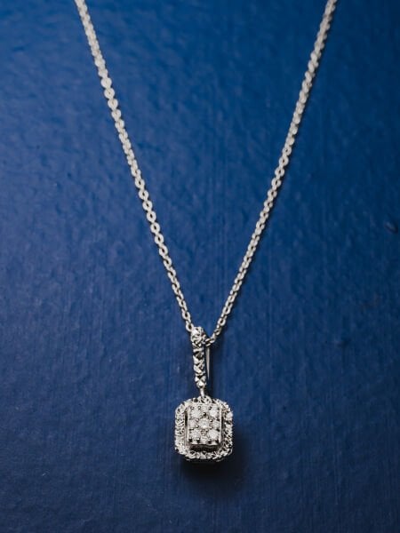 0.06 Karat Pırlanta Baget Kolye