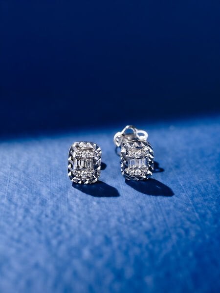 0.13 Karat Pırlanta Baget Küpe