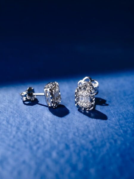 0.13 Karat Pırlanta Baget Küpe