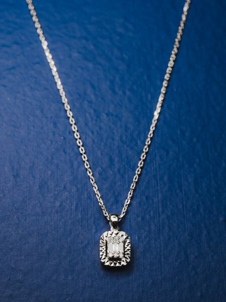 0.06 Karat Pırlanta Baget Kolye