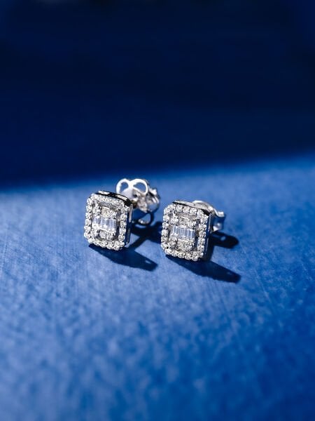 0.29 Karat Pırlanta Baget Küpe