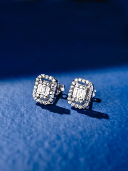 0.51 Karat Pırlanta Baget Küpe