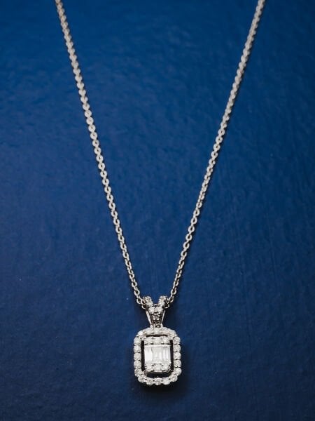 0.30 Karat Pırlanta Baget Kolye