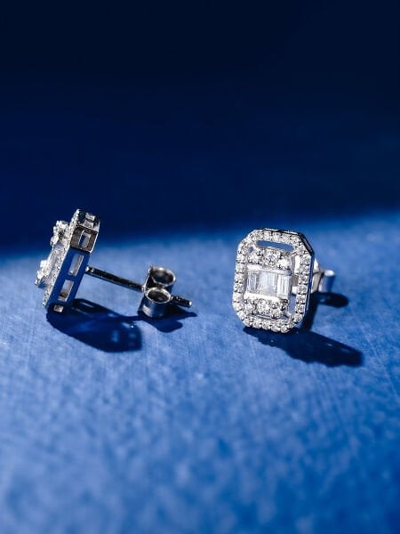 0.59 Karat Pırlanta Baget Küpe