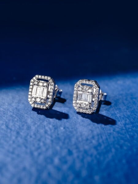 0.59 Karat Pırlanta Baget Küpe