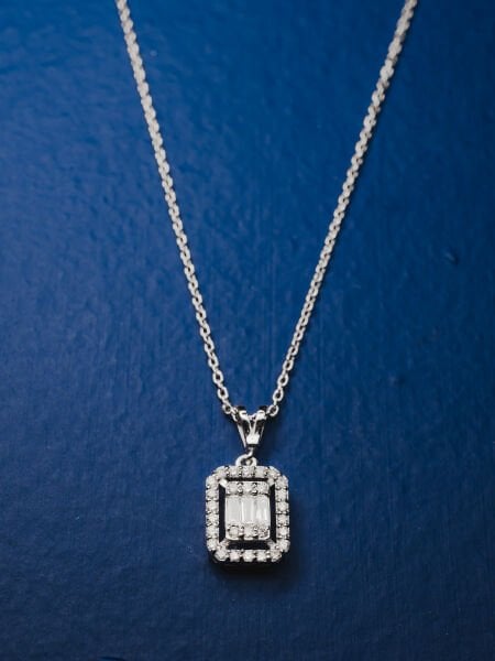 0.29 Karat Pırlanta Baget Kolye