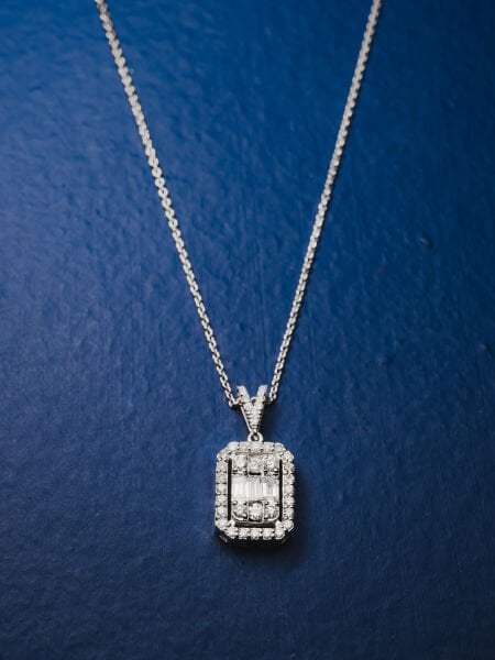 0.42 Karat Pırlanta Baget Kolye