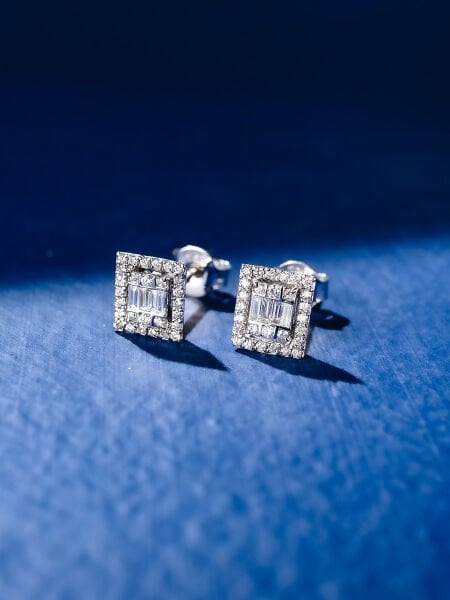 0.31 Karat Pırlanta Baget Küpe