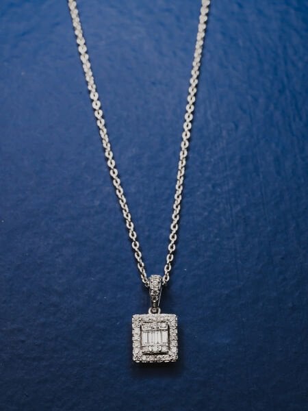 0.19 Karat Pırlanta Baget Kolye