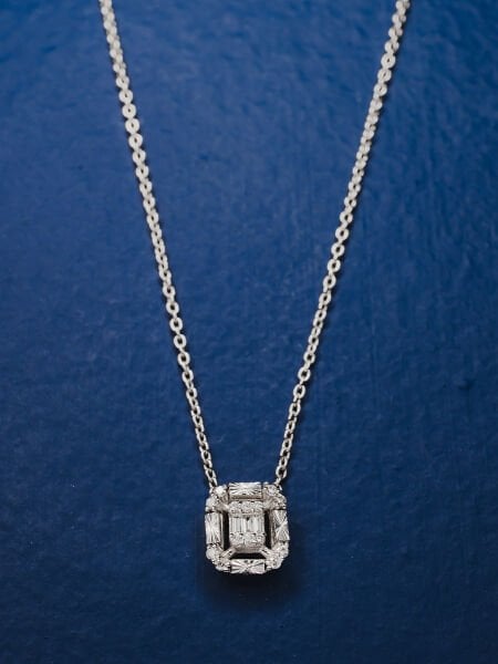 0.11 Karat Pırlanta Baget Kolye