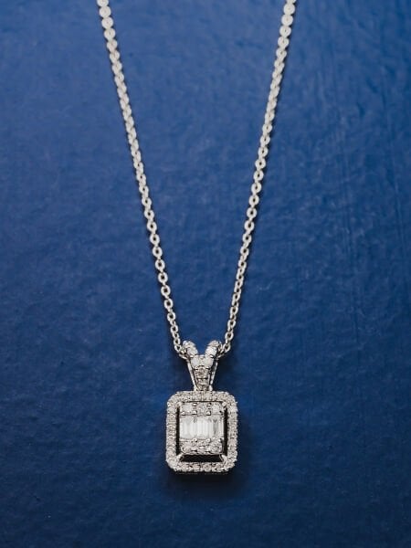 0.22 Karat Pırlanta Baget Kolye