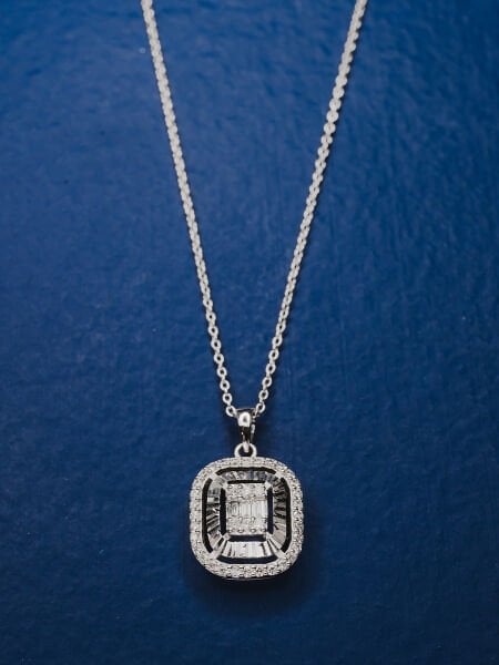 0.22 Karat Pırlanta Baget Kolye