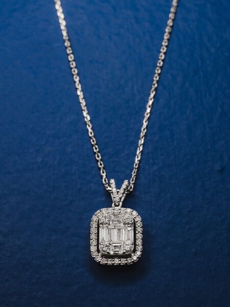 0.57 Karat Pırlanta Baget Kolye