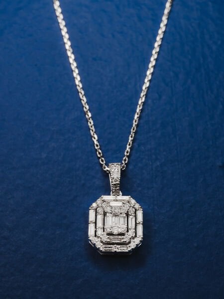 0.48 Karat Pırlanta Baget Kolye