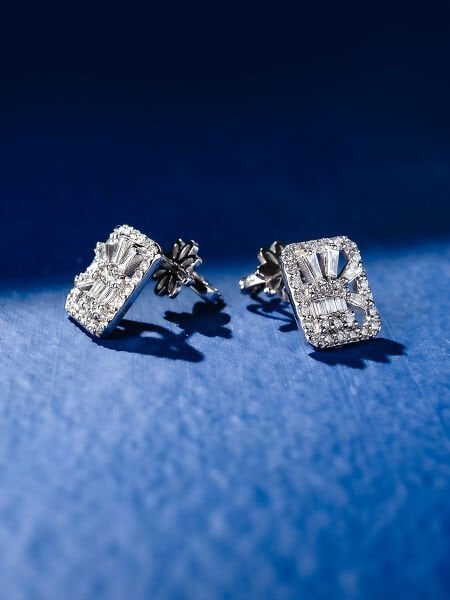 0.59 Karat Pırlanta Baget Küpe