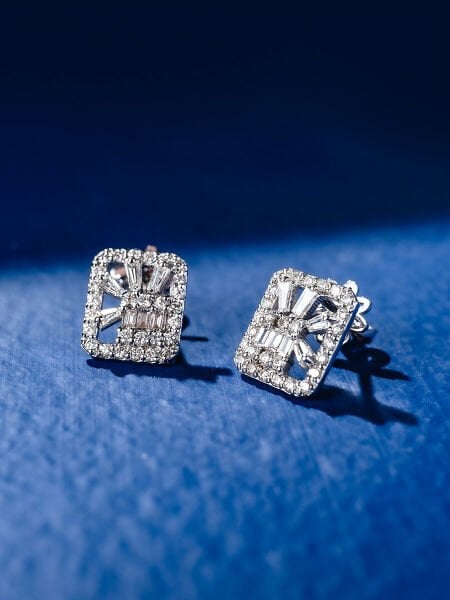 0.59 Karat Pırlanta Baget Küpe