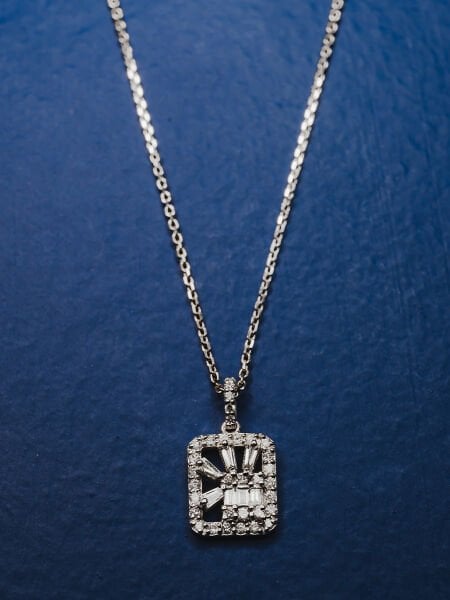 0.36 Karat Pırlanta Baget Kolye