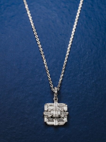 0.51 Karat Pırlanta Baget Kolye