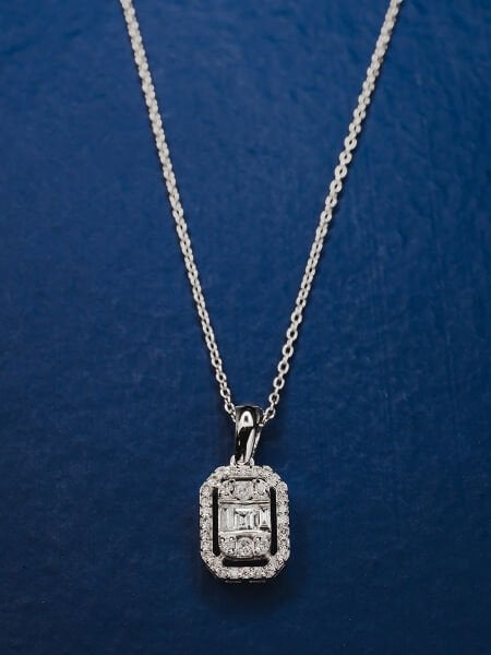 0.24 Karat Pırlanta Baget Kolye