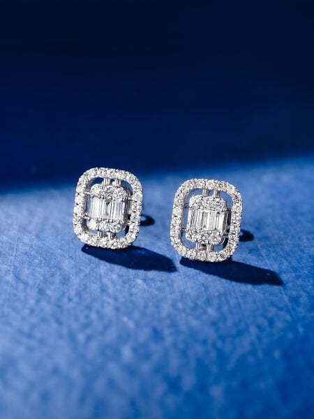 0.61 Karat Pırlanta Baget Küpe