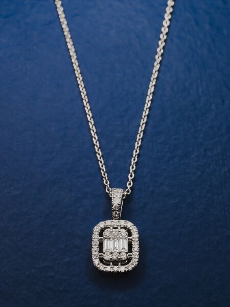 0.35 Karat Pırlanta Baget Kolye