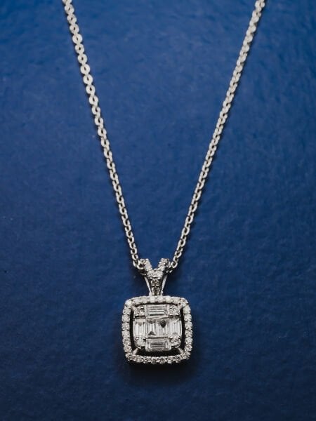 0.47 Karat Pırlanta Baget Kolye