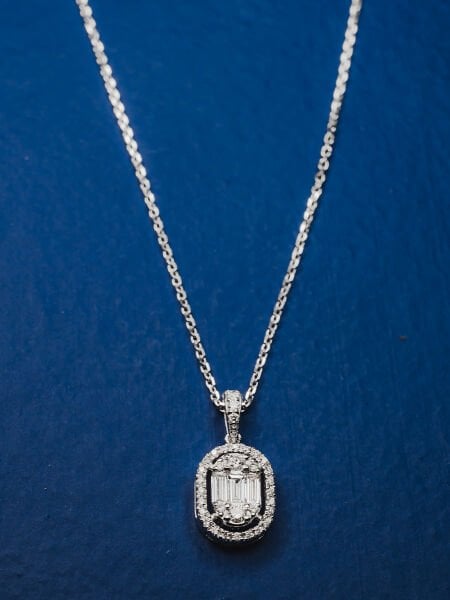 0.33 Karat Pırlanta Baget Kolye