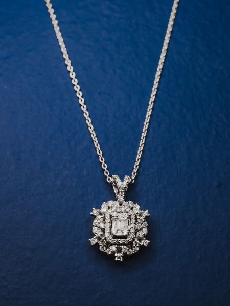 0.47 Karat Pırlanta Baget Kolye