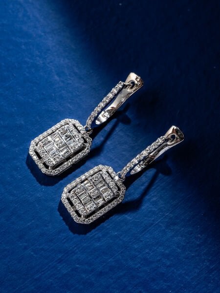 0.71 Karat Pırlanta Baget Küpe