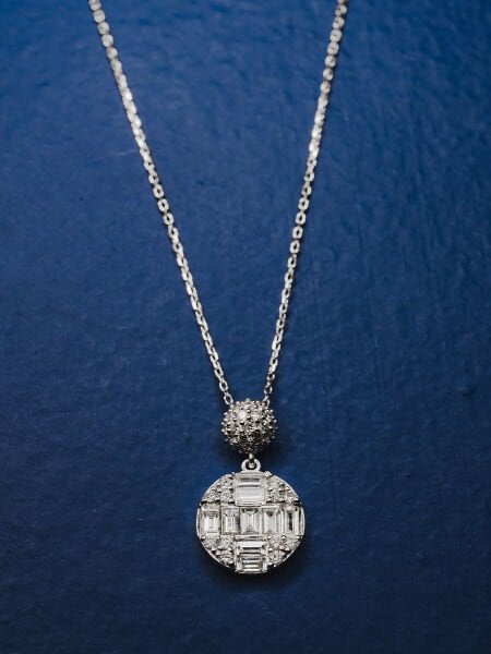 0.64 Karat Pırlanta Baget Kolye