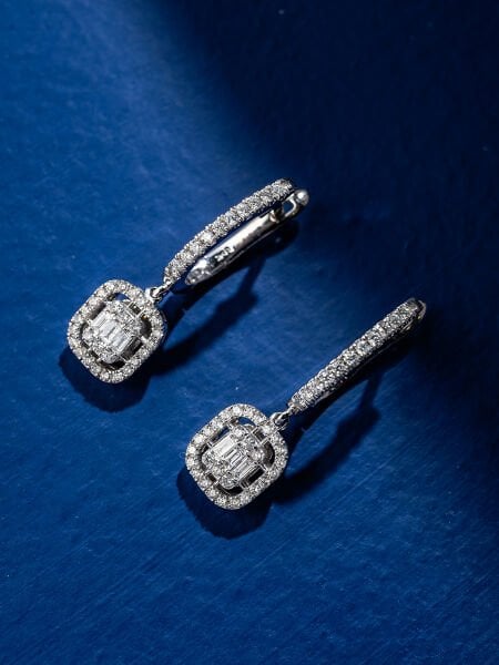 0.56 Karat Pırlanta Baget Küpe