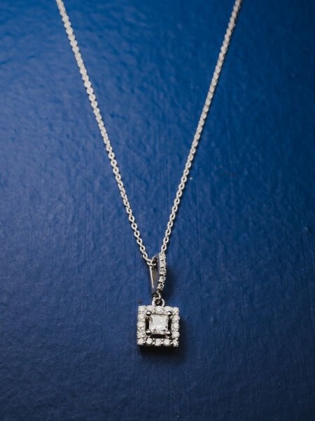 0.35 Karat Pırlanta Coronet Kolye